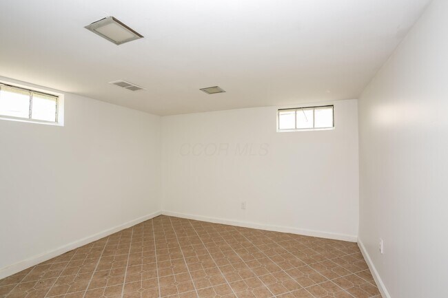 Building Photo - 731 S Highland Ave