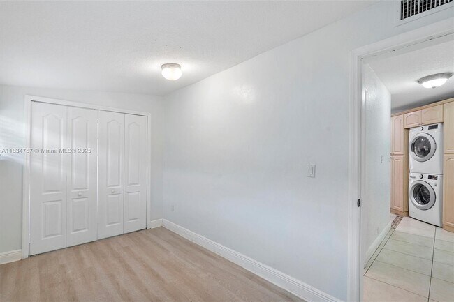 Building Photo - 6534 SW 27th St