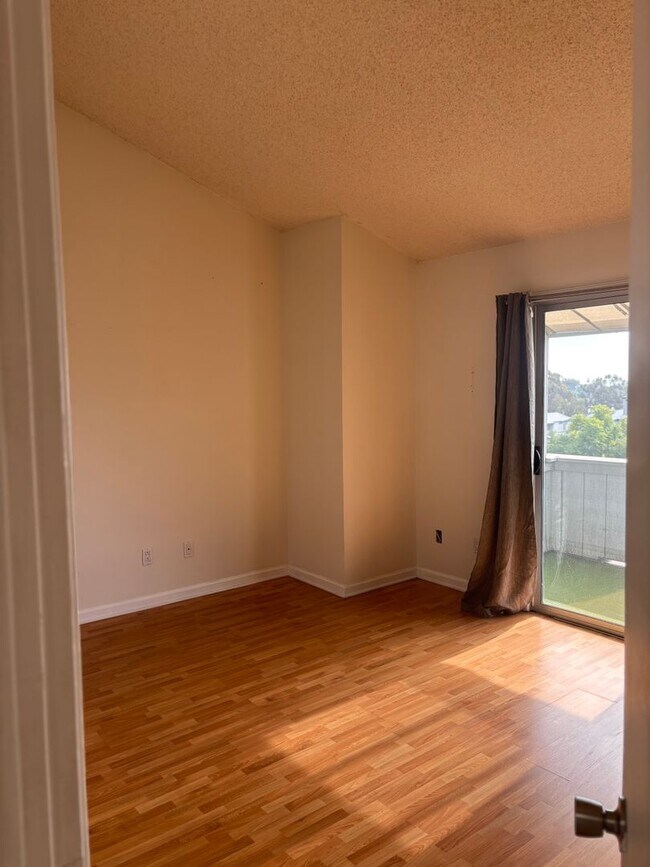 Building Photo - All Upgraded Townhome In Cherokee Canyon Gated Complex