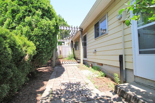 Building Photo - 5603-5617 NE Everett St