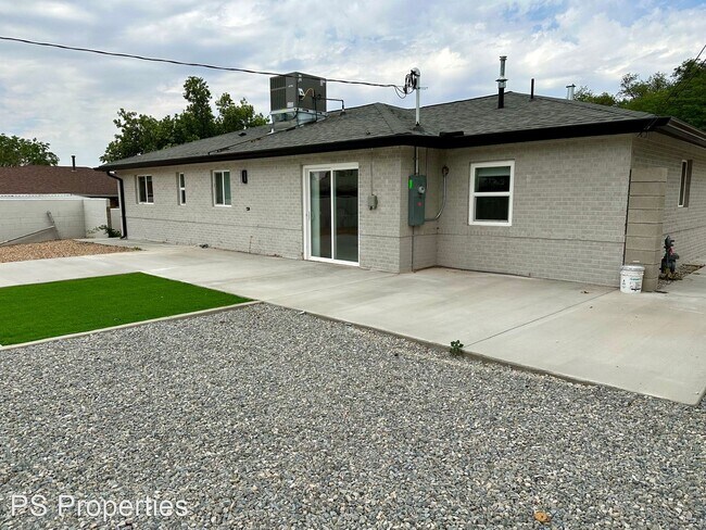 Building Photo - 3 br, 1.5 bath House - 2008 Vermont St NE ...