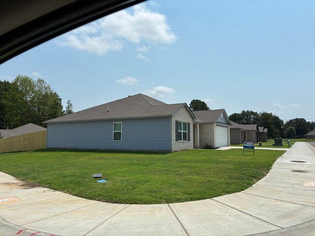 Building Photo - 1406 Manor Ct