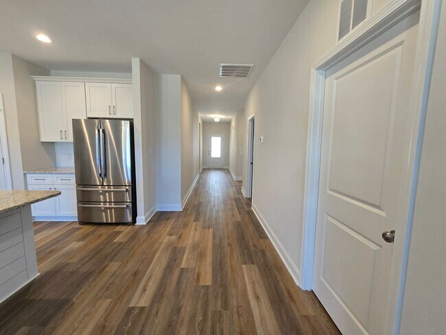 Building Photo - 4 Bedroom, 2 Bath Ranch Available for Rent Now!