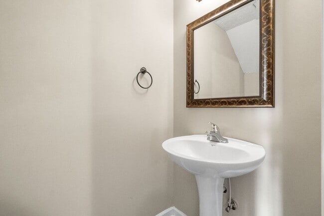 Building Photo - 2 Bedroom Apartments 1.5 Bathroom Townhome