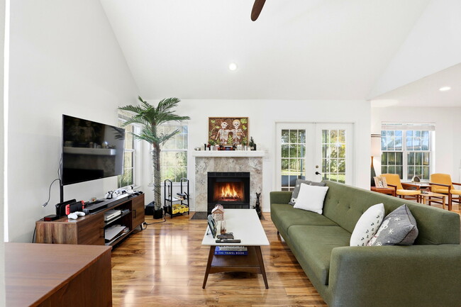 Building Photo - 2801 Donaldson Dr