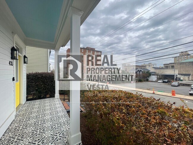 Building Photo - 435 New St