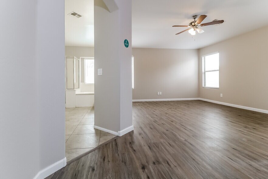 Building Photo - 10431 W Trumbull Rd
