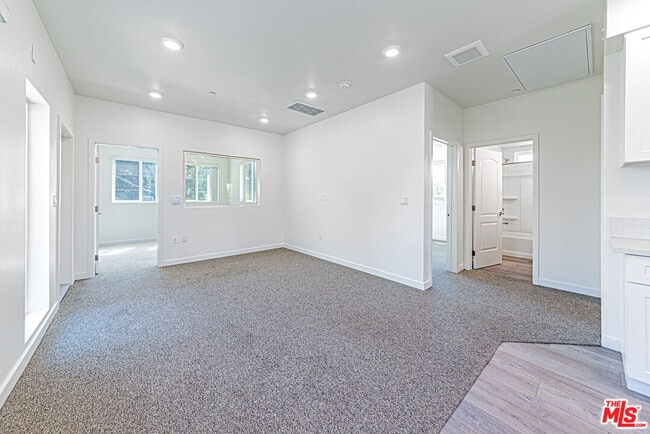 Building Photo - 5912 Satsuma Ave