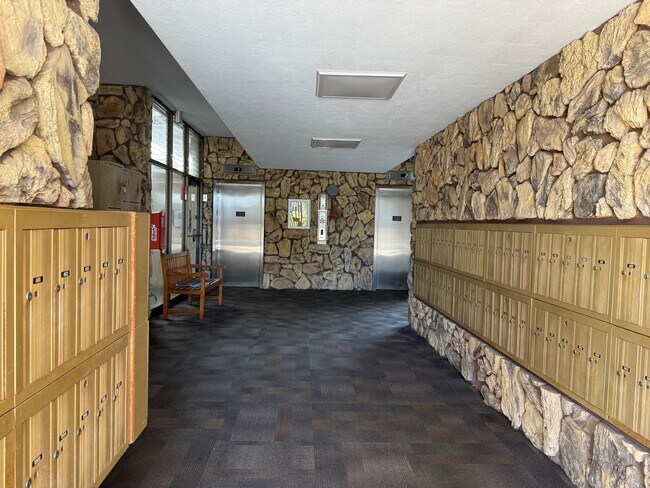 Building Photo - Remodeled 2 bedroom, 1 bath with assigned ...