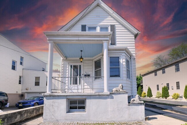 Building Photo - 241 Maple St