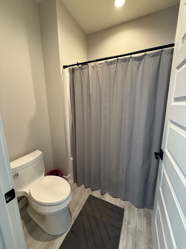 Building Photo - Now renting 4 bedroom Luxury House, stillporoperties.com