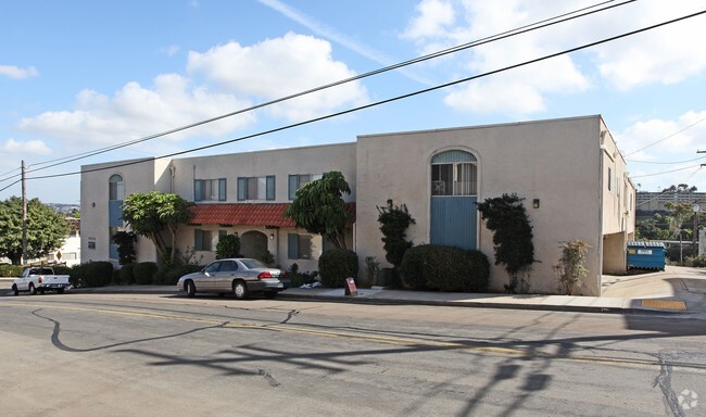 Primary Photo - Famosa Vista Apartments