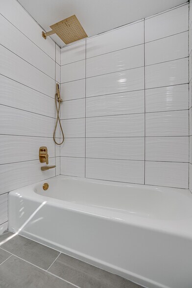 Building Photo - 568 W Quill Dr