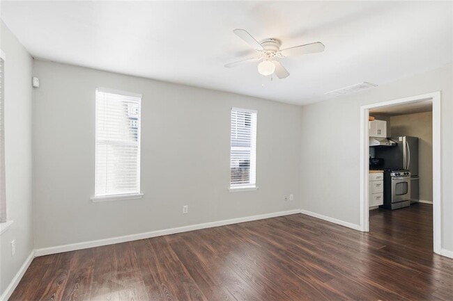 Building Photo - 2308 E 10th St