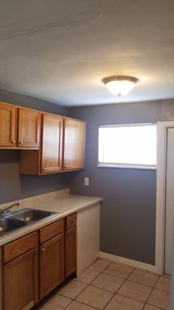 Building Photo - Cozy 3/1 House