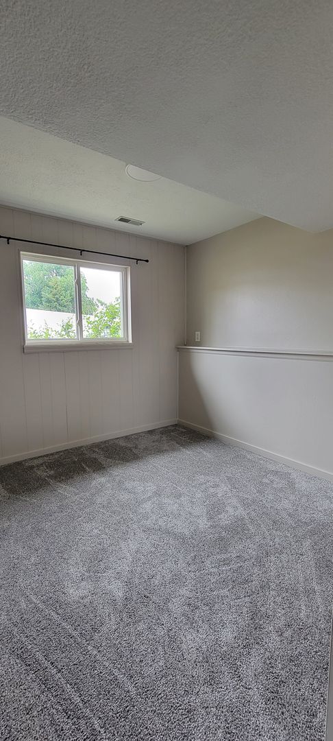 Building Photo - 3 Bedroom 1.5 Bathroom Home