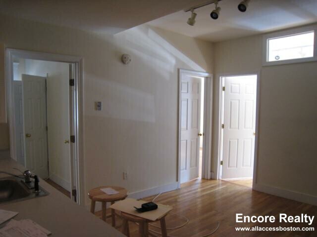 Building Photo - 62 Egmont St