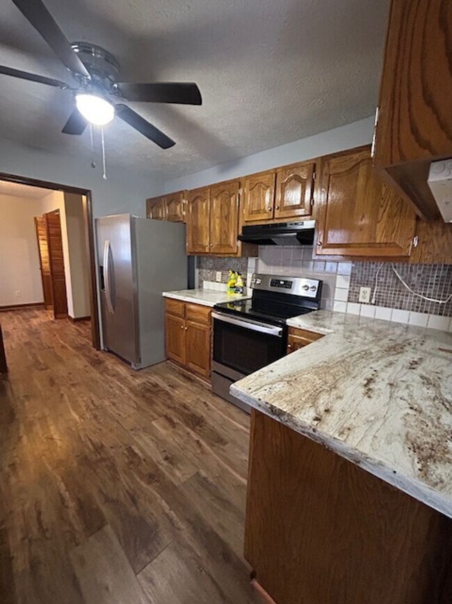 Building Photo - 3 Bedroom, 2 Bath Home