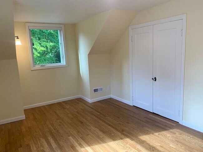 Building Photo - Impecable Remodel of Historic Eastmoreland Gem