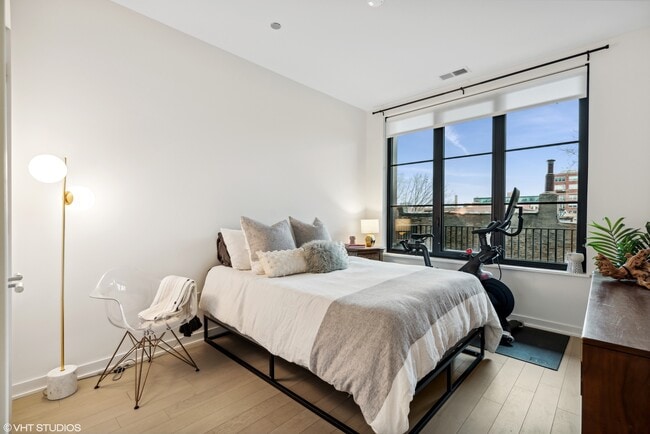 Building Photo - 1400 W Monroe St