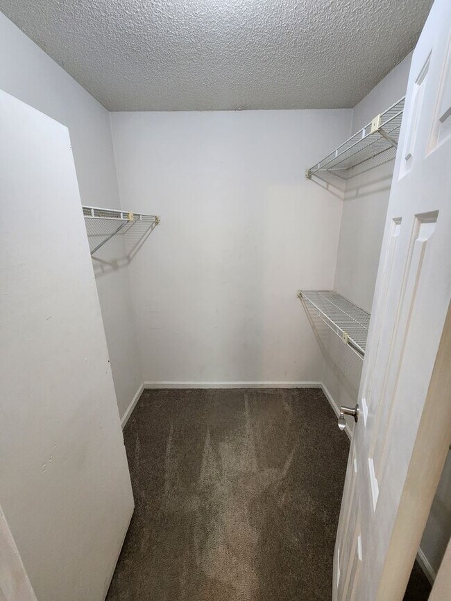 Building Photo - End Unit Townhouse in Chimny Hill