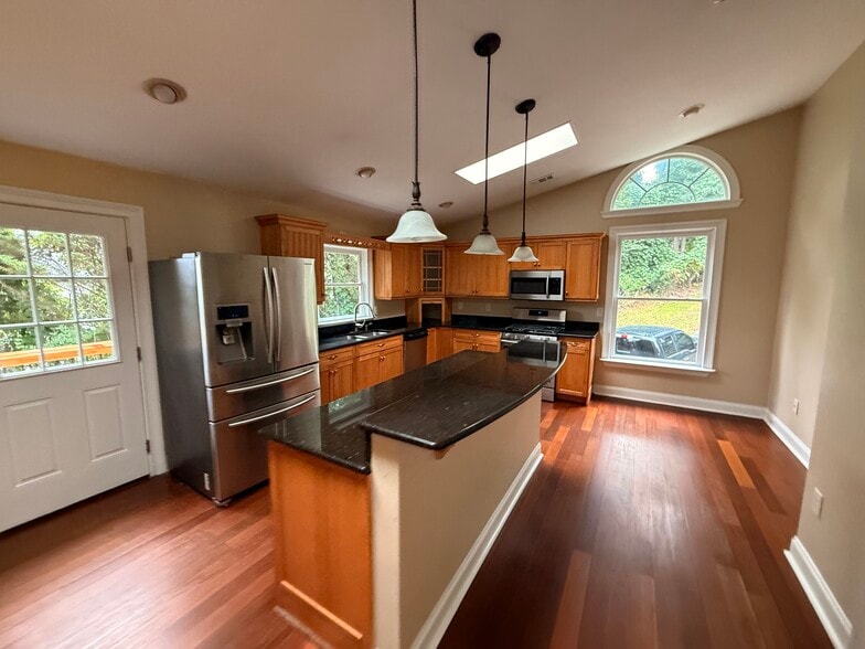 Building Photo - 1505 Hillcrest Dr