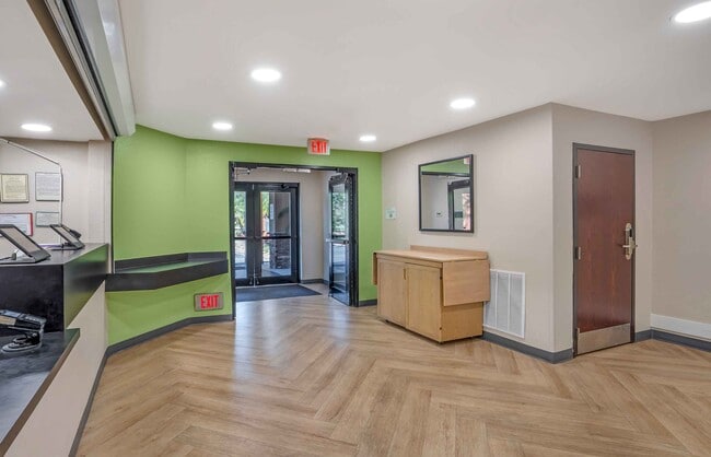 Building Photo - Furnished Studio-St. Petersburg - Clearwater - Executive Dr.