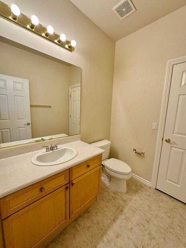 Building Photo - GORGEOUS 2 STORY HOME WITH A GRAND ENTRY &...