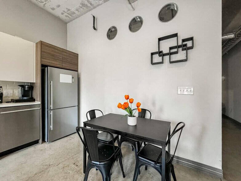 Building Photo - 500 S Ervay St