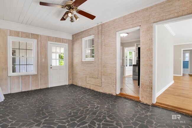 Building Photo - 703 Belrose Ave