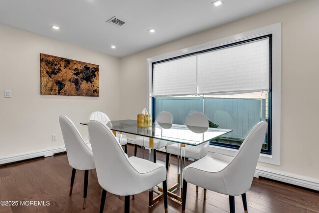 Building Photo - 320 Silver Lagoon Dr