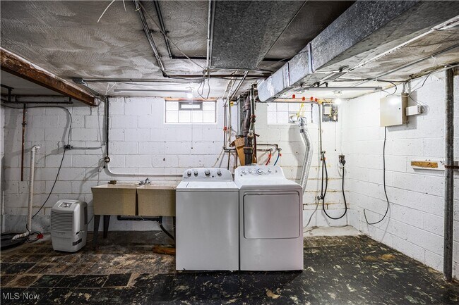 Building Photo - 23211 Fernwood Dr