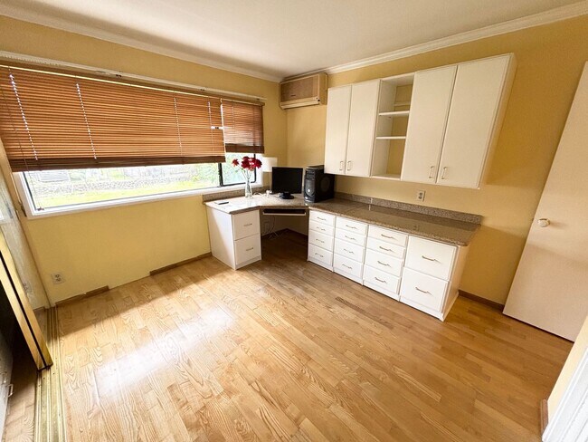 Building Photo - 2 Bedroom 1.5 Bathroom 2 Parkings at Nuuanu Streamside Spacious Ground Floor Unit Available Now!