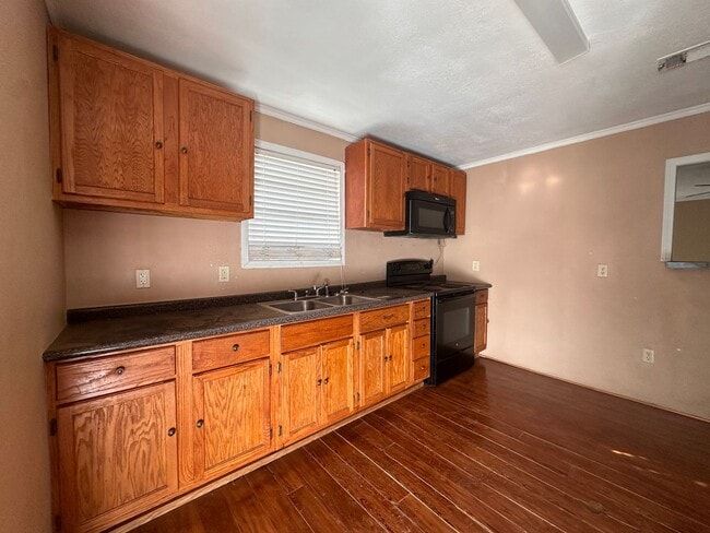 Building Photo - Spacious 3/2 available now!