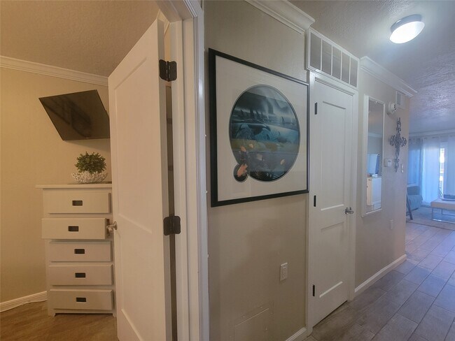 Building Photo - 6300 Seawall Blvd