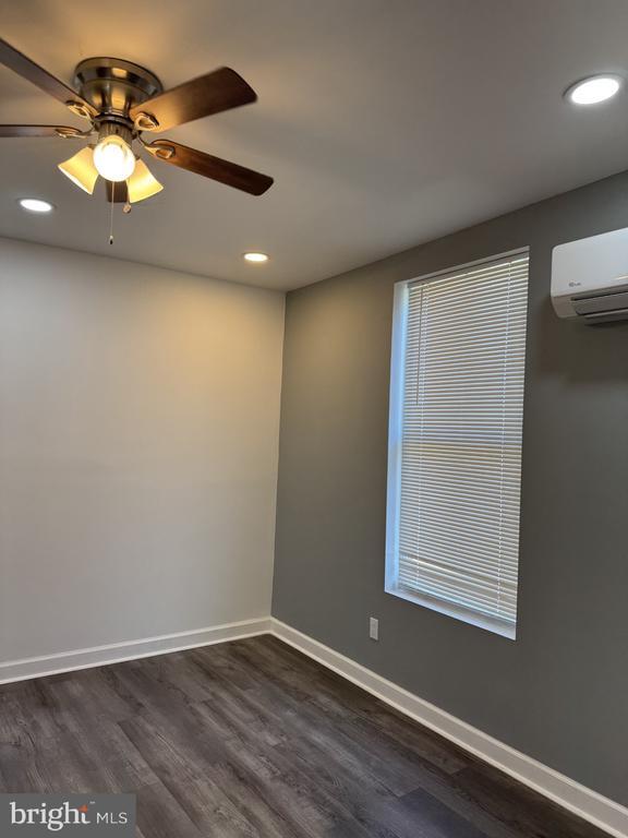 Building Photo - 214 W 8th St