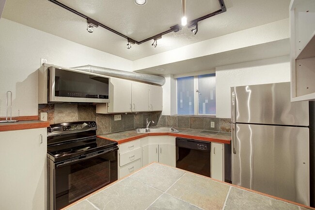 Building Photo - 1038 Lakeview Blvd E