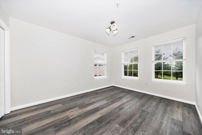 Building Photo - 4960 Clarendon Terrace