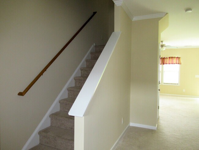 Building Photo - Three Bedroom Townhome in Richlands Close to Everything!!