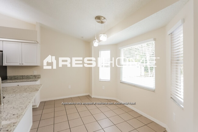 Building Photo - 8000 Glenridge Loop W