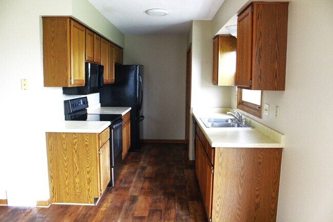 Building Photo - 376-376 Thomas Dr