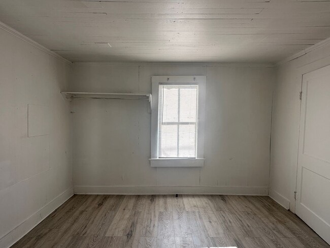 Building Photo - 2 bedroom, 1 bathroom home available in La...