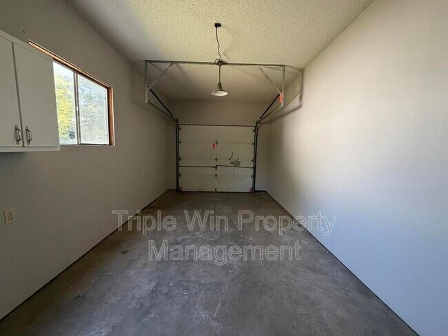 Building Photo - 675 Lilac Dr