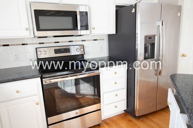 Building Photo - Available NOW! 3 Bedroom / 2 Bathroom Home | Northwest Omaha