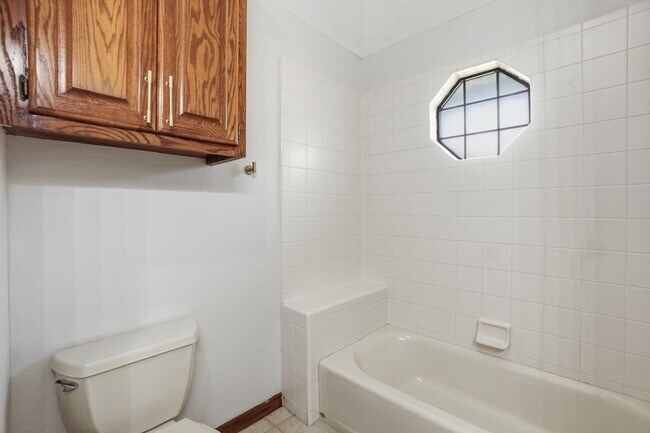 Building Photo - Beautiful & Newly Renovated 3 Bed & 2 Bath House in Heritage Hills with Private Pool