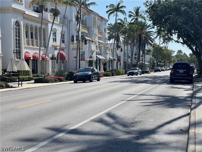 Building Photo - 254 6th Ave S