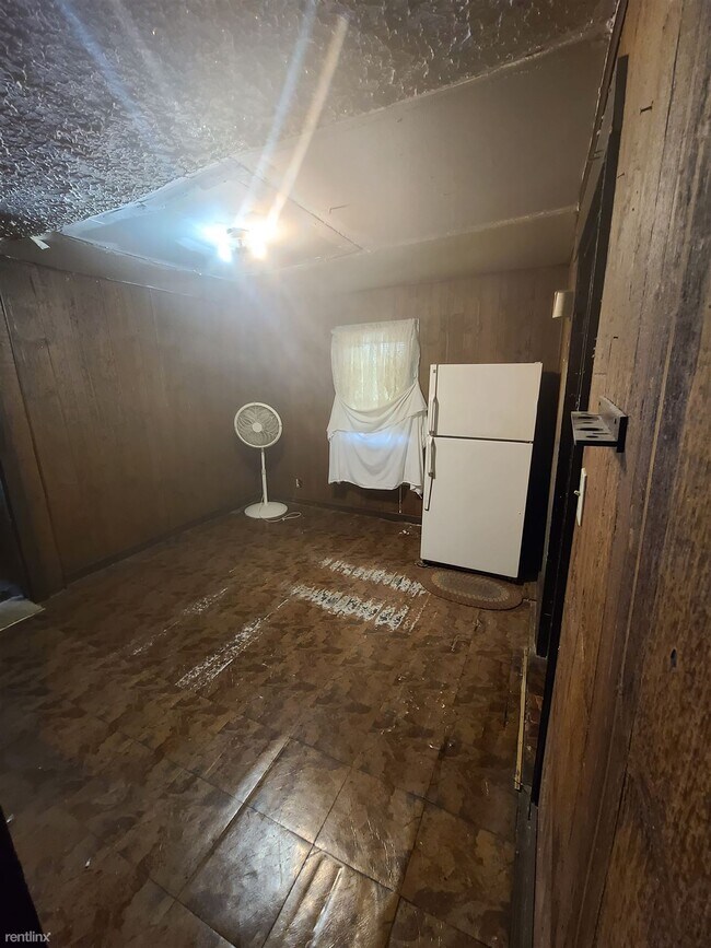 Building Photo - 2 br, 1 bath House - 651 Hall Street