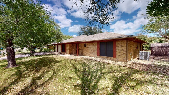 Building Photo - 2 WEEKS FREE + $1,595 for a 3 Bedroom vintage charmer in Harker Heights!