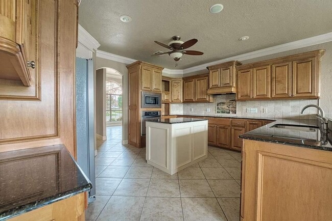 Building Photo - Amazing Home in Desirable Location