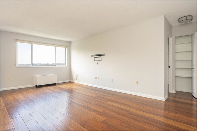 Building Photo - Renovated 1 BR 1 Ba in Hunting Creek Club